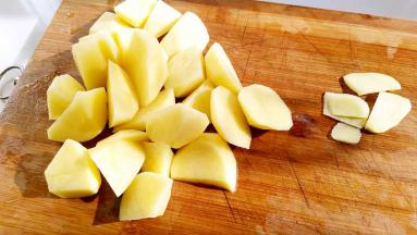 土豆去皮切块。