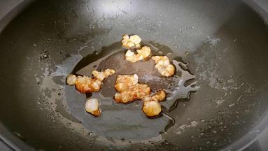 锅中放油1茶匙，放入冰糖炒至褐色。