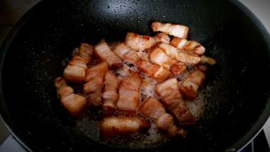 煸炒出油，倒出多余的油脂，不然很腻。