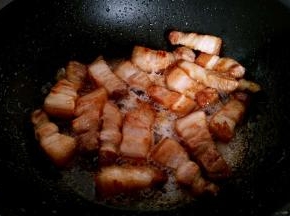 煸炒出油，倒出多余的油脂，不然很腻。