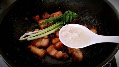 淋入生抽，蒸鱼鼓油，老抽，酒酿，翻炒上色。