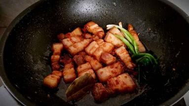 放入香料一起煸炒出味。