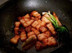 放入香料一起煸炒出味。