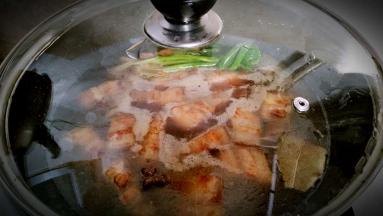 倒入热水，水量大一些，一次性加足，盖上锅盖煮开，转小火闷烧30分钟。