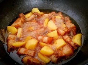最后烧至土豆软糯就可以断火。