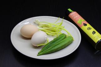 准备食材：土鸡蛋、秋葵、清香罗勒沙拉汁、香葱等；