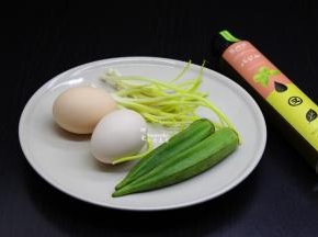 准备食材：土鸡蛋、秋葵、清香罗勒沙拉汁、香葱等；