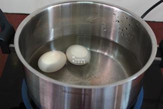 土鸡蛋洗净，冷水下锅，中火煮6分钟，关火焖3分钟；PS：水煮开约要4分钟。