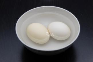 捞出鸡蛋用冷水冲凉；