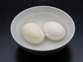捞出鸡蛋用冷水冲凉；