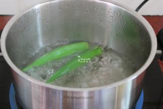 秋葵洗净，清水煮沸，放入锅中汆烫熟，捞出；