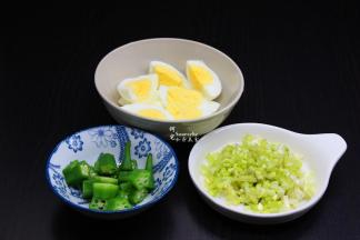 鸡蛋去壳，切块，秋葵切段、香葱切碎；