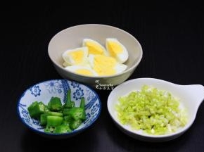 鸡蛋去壳，切块，秋葵切段、香葱切碎；