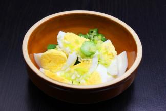 把切好鸡蛋、秋葵、香葱，放入盘中，