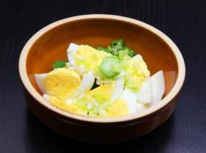 把切好鸡蛋、秋葵、香葱，放入盘中，