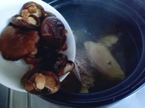 加入提前泡发洗干净的的小香菇，烧开后转小火炖20分钟。