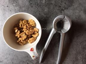 核桃去壳，洗净待用