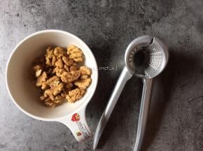 核桃去壳，洗净待用