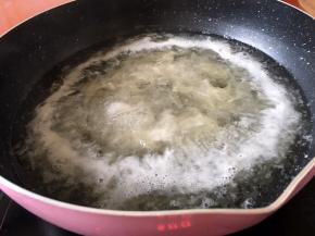 大火煮沸转小火煮40分钟，至银耳粘稠