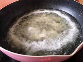 大火煮沸转小火煮40分钟，至银耳粘稠