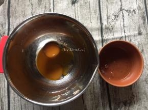 首先烤箱提前预热，将鸡蛋的蛋黄蛋清分离