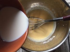 接着加入纯牛奶搅拌均匀
