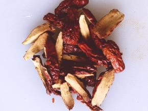 将红枣洗净切开，去掉中间的核