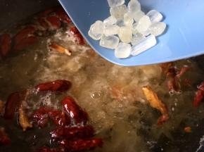 加入冰糖小火慢炖10分钟