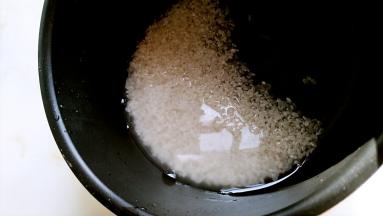 大米淘洗干净。