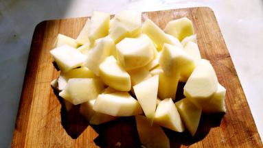 土豆去皮切成小块。