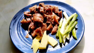 香葱切丁，葱切段，姜切片。