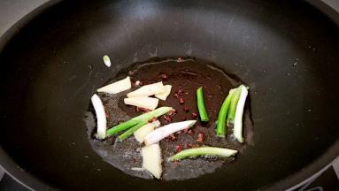 锅中放油烧热，放入葱，姜花椒粒小火炝锅。