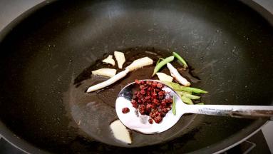 花椒粒出味后捞出不用。