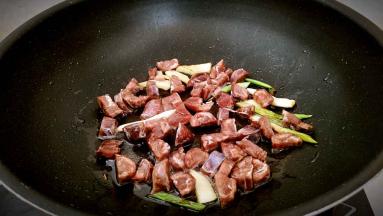 放入香肠丁煸炒几下。
