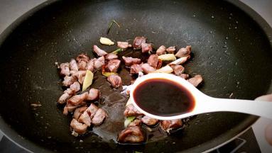 调入生抽，老抽，酒酿，五香粉，砂糖翻炒上色。