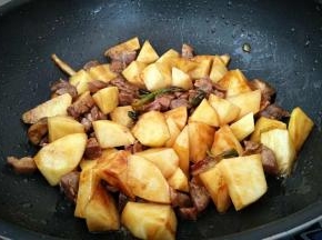 煸炒上色。