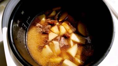 加入适量清水，撒上盐，水刚好和食材齐平就可以。