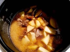 加入适量清水，撒上盐，水刚好和食材齐平就可以。