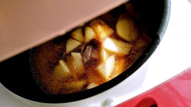 坐入电饭煲中，开启焖饭模式。