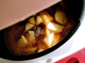 坐入电饭煲中，开启焖饭模式。