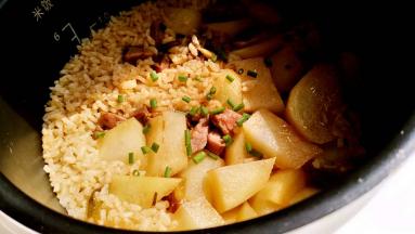 滴声响起后，撒上香葱碎拌匀即可出锅。