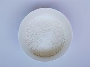 把低筋面粉和泡打粉混合好，备用