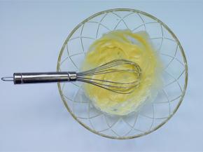 把软化的黄油用蛋抽打成沙拉酱状