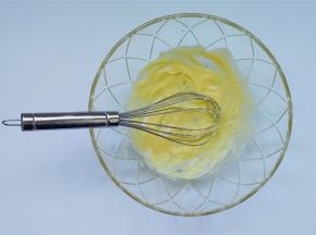 把软化的黄油用蛋抽打成沙拉酱状