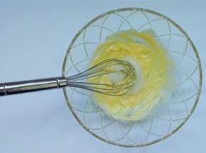 分2次把白砂糖倒入黄油中，每一次搅拌均匀