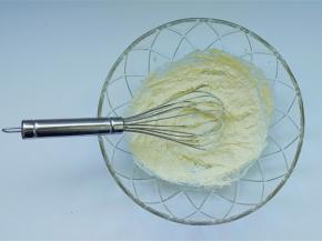 打发好的黄油糖是成乳白色的状态