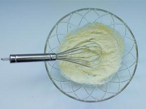 打发好的黄油糖是成乳白色的状态