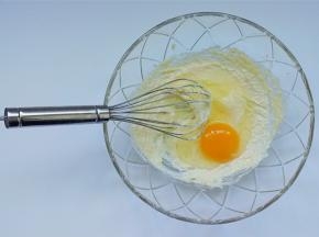 再加入鸡蛋和牛奶，搅拌均匀