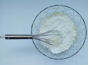 把混合的低筋面粉倒入黄油糊里，翻拌均匀