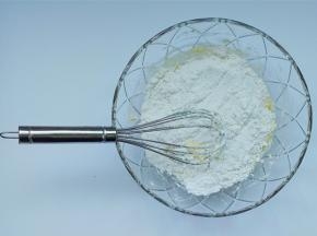 把混合的低筋面粉倒入黄油糊里，翻拌均匀